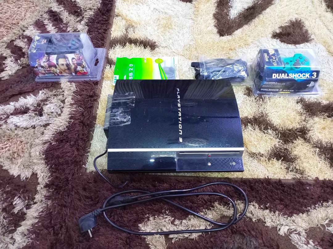 السلام عليكم 
بلي٣ باله اصلي كامل الملحقات
يحتوي عله جوستكات عدد2وايرليس
يحتوي على هارد 320 كيكا بداخله 57 لعبه
منوعه قويه ضمنه بيس  2020 و بيس 2018 و GTA5 و جي تي اي سان اندر ياس وحربيات 
يحتوي عله كيبل HD
يحتوي عله واير كهرباء مع وايرشحن  مع 2جوستك
 بسعر 125الف وبي مجال 
*********** واتساب فقط 

سبع قصور شارع المشروع
