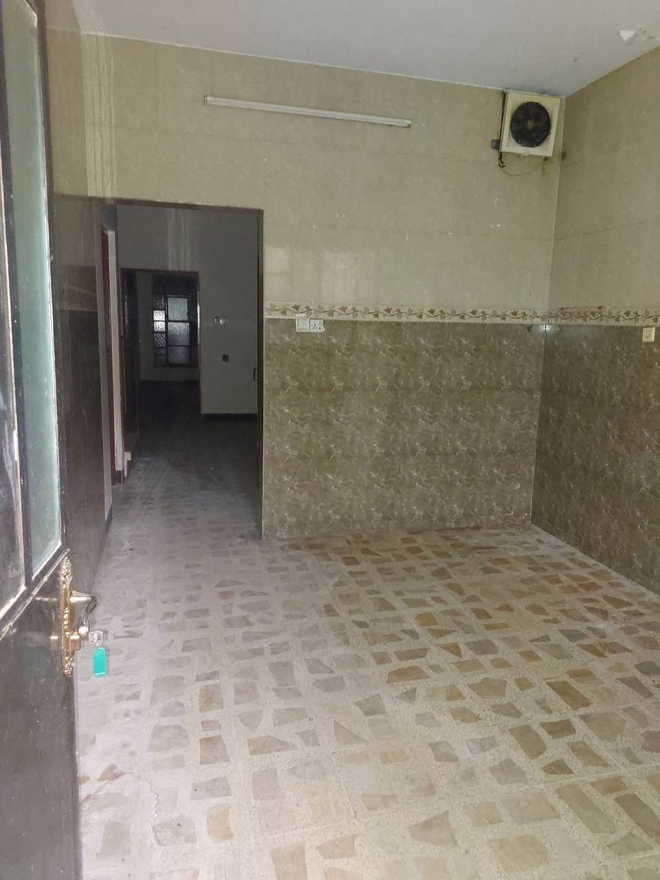 للبيع .
دار حي النور خلف ملعب كلاسيكو النور. 
المساحه ١٥٠ متر واجهة ٧.٥ متر والعمق ٢٠ متر .
بناء قديم صالح للسكن .
يحتوي على ٤ غرف نوم وهولين واستقبال مع باقي المشتملات. 
الدار فارغ وتسليم فوري ومكاتبه مع الشرعي مباشر. 
لمزيد من المعلومات والسعر الرجاء الاتصال على أرقام المكتب لطفا. 
***********
***********
***********
او مراجعة المكتب في حي النور بعد دورة زيناوه بأتجاة دانيه ماركت مقابل صيدليه الكوثر.
