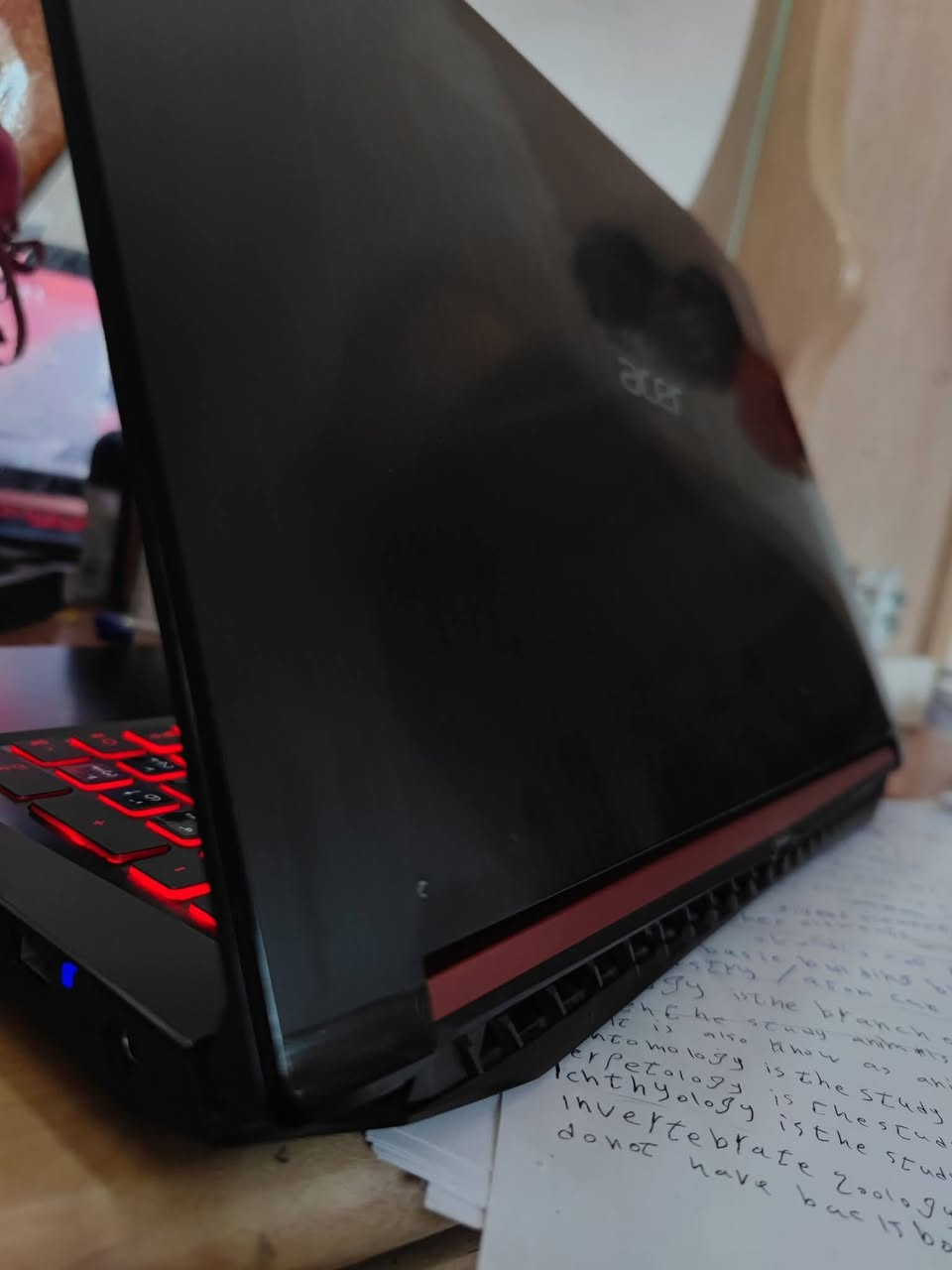 السلام عليكم 
لابتوب الكيمنك Acer Nitro Gaming 
جهاز نضافه عاليه بدون اي عطل او مشاكل 1/1
بمواصفات...
شاشه 15 انش نوع ips enhanced بخواص مضاد التوهج FHD 
معالج core i5-8300H من الجيل الثامن فئه H* للاداء الثقيل 
كرتين شاشه الاول من انتل والثاني منفصل من nVidia Gtx 1050 نسخه ال4Gb حجم كرت الشاشه 
رامات 8Gb
هارد 512ssd قابل للتطوير 
صوت ستيريو محيطي مجسم 
كيبورد ضوئي احمر 
شحن ساعه ونصف استخدام 
ملحقات: جنطه و الشاحن الاصلي وماوس كيمنك احترافي 
السعر ٤٧٥ الف 
لابتوب تشغل جميع الألعاب و برامج Adobe والبرامج الهندسيه 
الديوانيه


**إذا كنت صاحب هذا الإعلان وتريد حذفه لأي سبب، رجاءا أرسل رسالة إلى الدعم الفني**