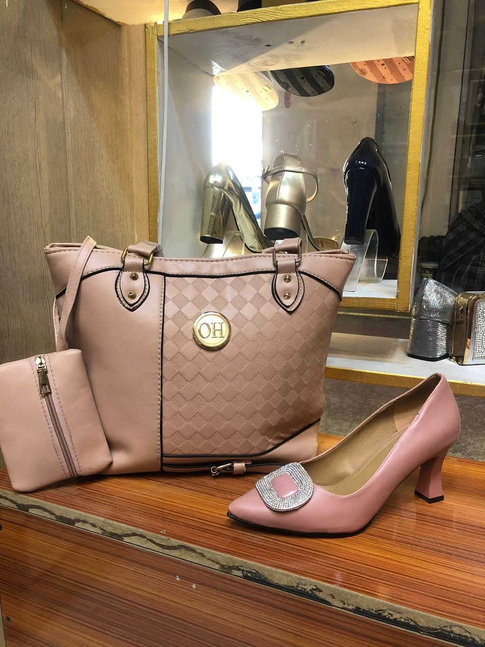 هذة الحقائب متوفرة جميعها لدئ محل Miss pink Shoes وهناك خصومات في الأسعار لنفاذ الكمية توصيل متوفر جميع محافظات وبغداد وتوصيل مجاني داخل حي الخضراء عنوان المحل بغداد حي الخضراء شارع المركز مجاور صيدلية زينة الخضراء. Miss pink Shoes


**إذا كنت صاحب هذا الإعلان وتريد حذفه لأي سبب، رجاءا أرسل رسالة إلى الدعم الفني**
