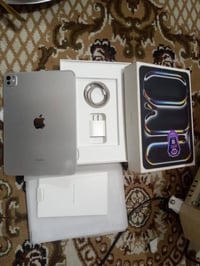 ايباد 11 m4 ذاكره 256  مكسوره شاشة  يحتاج تبديل والباقي داخله كوله نضي...