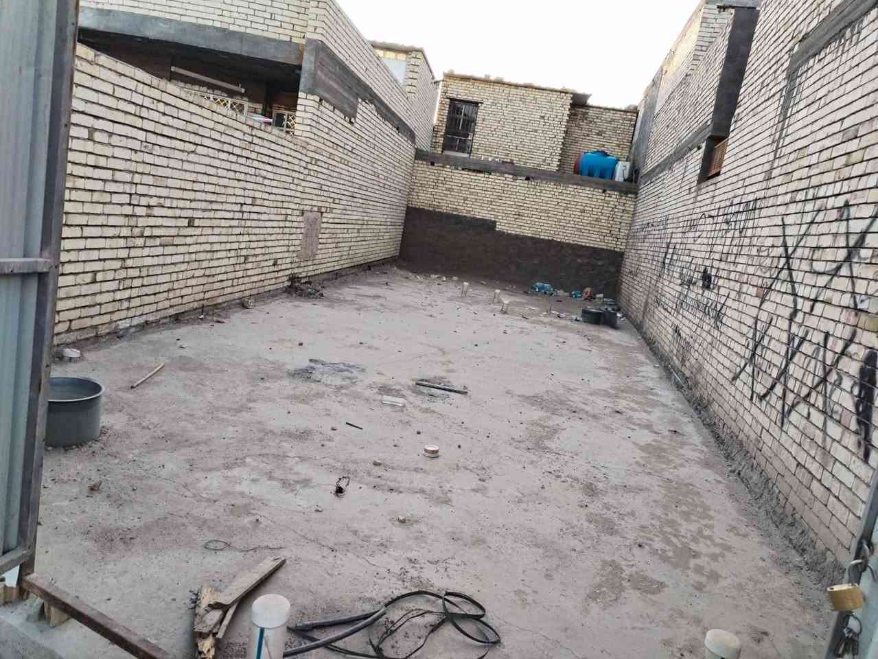 يا الله السلام عليكم...
قطعة رفت للبيع المساحه (١٠٠ متر... واجهه ٥  ونزال ٢٠)
العنوان... الرئاسه شارع عشرين قبل لاتوصل شارع ام البنين على يسرى بشارع الساده مكان حلو وعلى شارع كما موضح بصور والفديو والشراي يراسلني ع واتساب او الاتصال ***********
