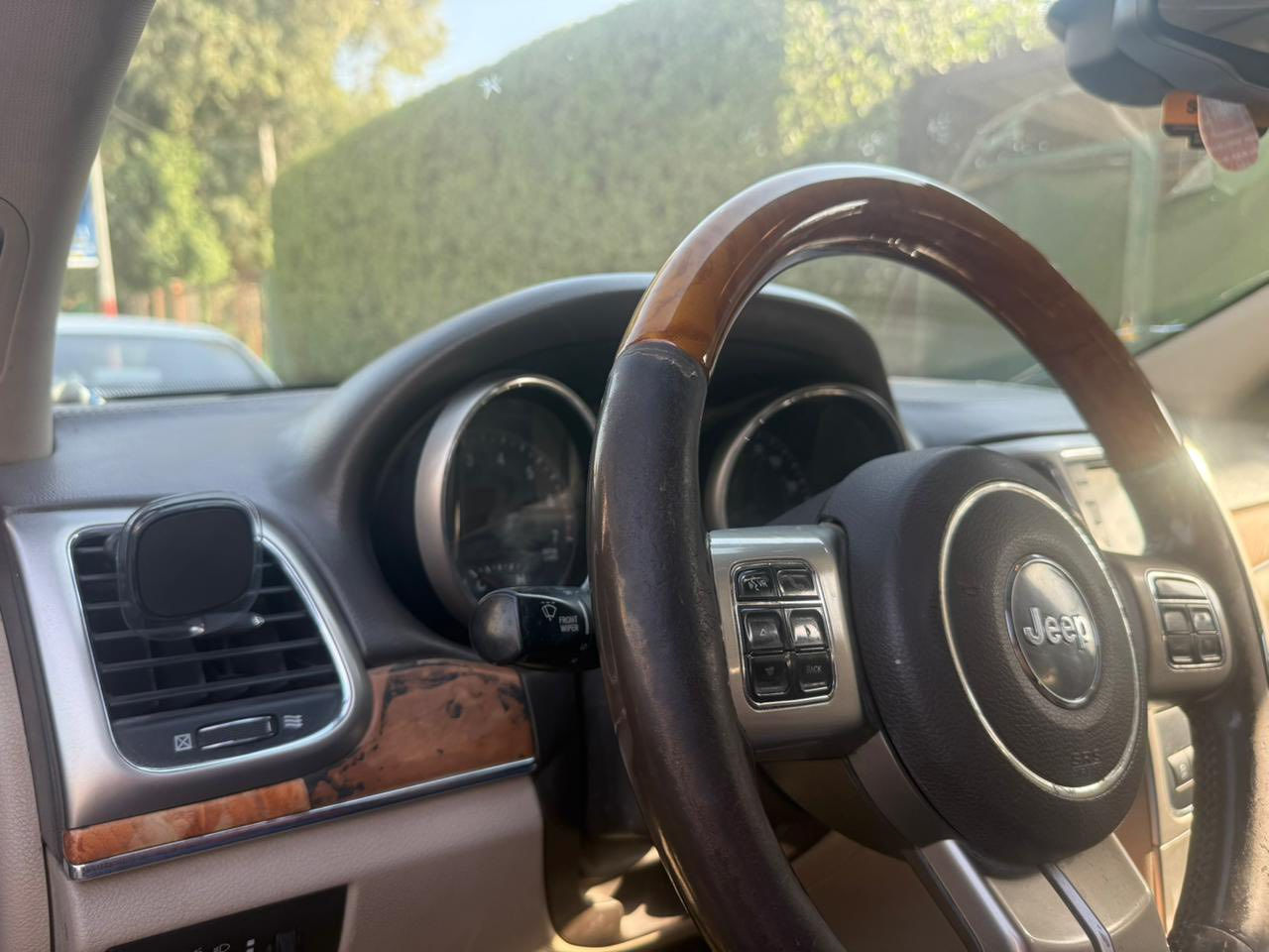 سلام عليكم جيب شيروكي اوفر لاند 2011 سياره مجفيه بيها ضربة بجم سيارة مصبوغ عام ايرباكات طاكة كله سياره بيه نقص صدر امامي خلفي وتايرات تخم كهربائيات كاملة تبريد شغال محرك 8 5700 محرك مبدل نضيف اي استفسار خاص او رقم *********** مكان السيارة بغداد اليرموك السعر 114ورقه وبيه مجال
