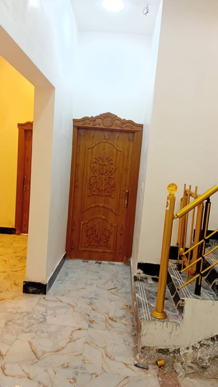 #اسعد_الله_اوقاتكم_بكل_خير
هذا البيت لايفوتك سعر مناسب جداً

#جنس_العقار :: ملك صرف زراعي عراقي نموذج 25

المكاتبة مع صاحب الأرض مباشر 

……………

#المساحة :: 210م / الواجهة 10 والنزال 21

#الخدمات :: ماء كهرباء شارع 10م أنارة 

#موقع_خدمي :: سيارات لمركز البصرة / وداخل القضاء

العنوان :: البصرة - إبي الخصيب العوجه شارع السندباد 

#يحتوي ::  كراج . صحيات خارجية

حديقة واسعة . للبيت #ثلاث_مداخل :: مدخل صالة

مدخل أستقبال . مدخل للمطبخ . مناور عدد 2

أستقبال . مطبخ . موزع غرف . ثلاث غرف منام . درج .

صحيات داخلية . صالة معزولة عن موزع 

…………..

البناء 2026 / حديث كونكريت .

………….

#السعر_المطلوب :: 110 مليون وبي مجال بسيط

…………
#لاستفسار الاتصال على الهاتف 📞📳
📳(***********))📳 صادق
