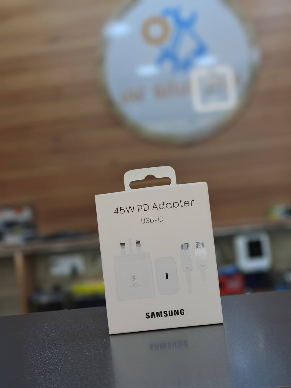 شاحن الطاقة الثلاثي بقدرة 65 واط من سامسونج (Samsung 65W PD Power Adapter Trio). 
المنافذ: يحتوي على ثلاثة منافذ: منفذان USB-C ومنفذ USB-A لشحن أجهزة متعددة في وقت واحد.
القدرة: يوفر شحناً فائق السرعة بقدرة تصل إلى 65 واط كحد أقصى.
توافق الأجهزة: يدعم ميزة SFC 2.0 (بقوة 45 واط) لأجهزة Galaxy S20 Ultra و Note10+ والأجهزة الأحدث.
إدارة الطاقة: يمكنه شحن حتى 3 أجهزة معًا، حيث يتم توزيع الطاقة تلقائياً (مثال: 35 واط، 25 واط، و 5 واط على الترتيب) حسب عدد الأجهزة ونوعها. 
#مركزصيانةعمر 
هيت شارع الجري مقابل محلات خالد العبيدي 
للتواصل ***********
يتوفر توصيل لجميع المحافظات
