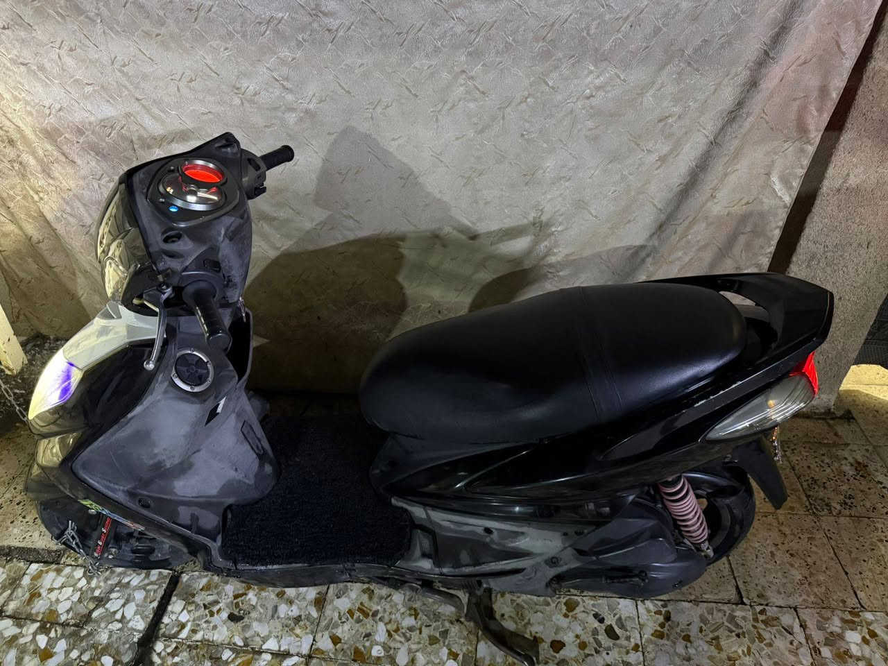 دراجة سكنس فحل للبيع مكينة نضيفة
كفرات جديدةالداجة حلوة نضيفة السعر٤٥٠ وبيهة مجال***********
