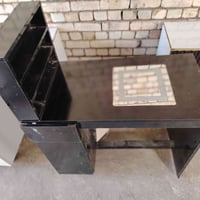 ميز اكريلك • نضيف