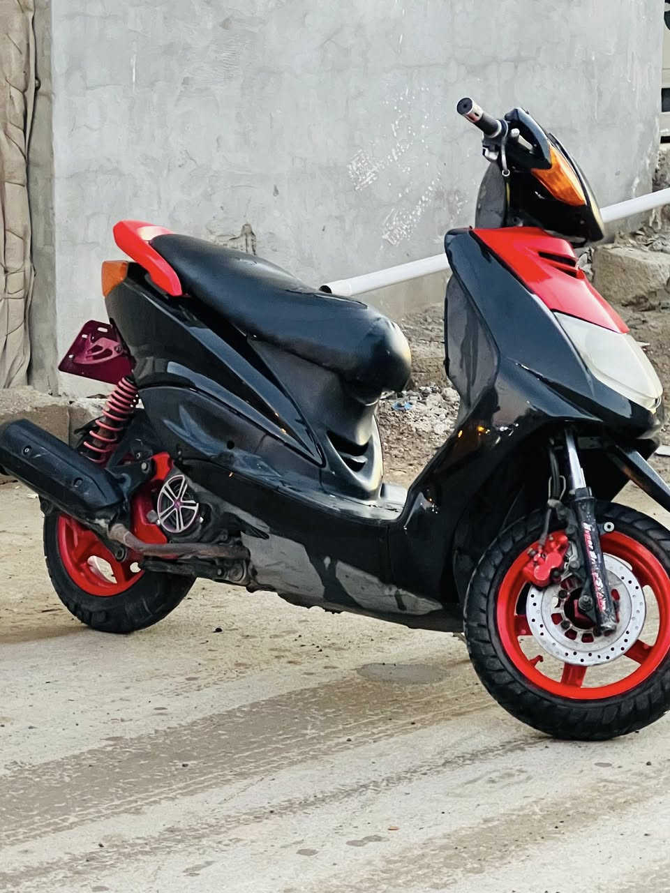 سلام عليكم دراجة سكنس للبيع بوشة 58 كابريتر قفاز دراجة خير من الله وإذا اكو مراوس بتايكر موديل ٢٠ راوس ***********
