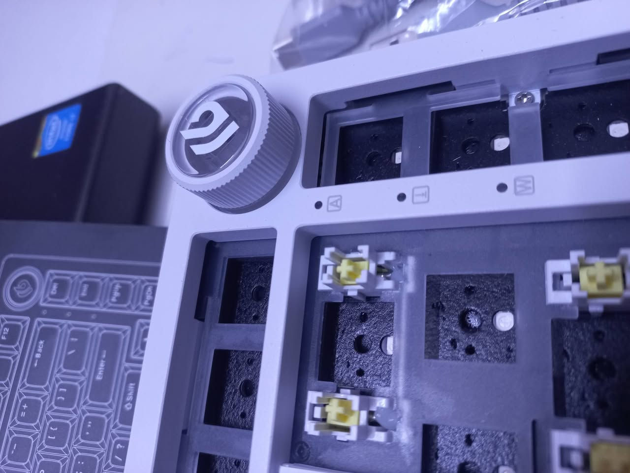 كيت كيبورد ألمنيوم Leobog Hi75C Pro (النسخة اللاسلكية) 🚀
​النص:
للبيع كيت كيبورد Leobog Hi75C Pro غني عن التعريف، النسخة اللاسلكية اللي تشتغل (وايرلس، بلوتوث، سلك).

الكيبورد ألمنيوم ثقيل وصوته معزول توب، جاهز بس تقعد عليه السويتشات والكيبكابس مالتك وتستمتع بأقوى تجربة.

​الحالة: نظيف جداً جديد وليس مستخدم

 وبكامل ملحقاته والكيبل الملتوي
.
​السعر: [38 الف] 
توصيل بغداد والمحافظات 5 الف


**إذا كنت صاحب هذا الإعلان وتريد حذفه لأي سبب، رجاءا أرسل رسالة إلى الدعم الفني**