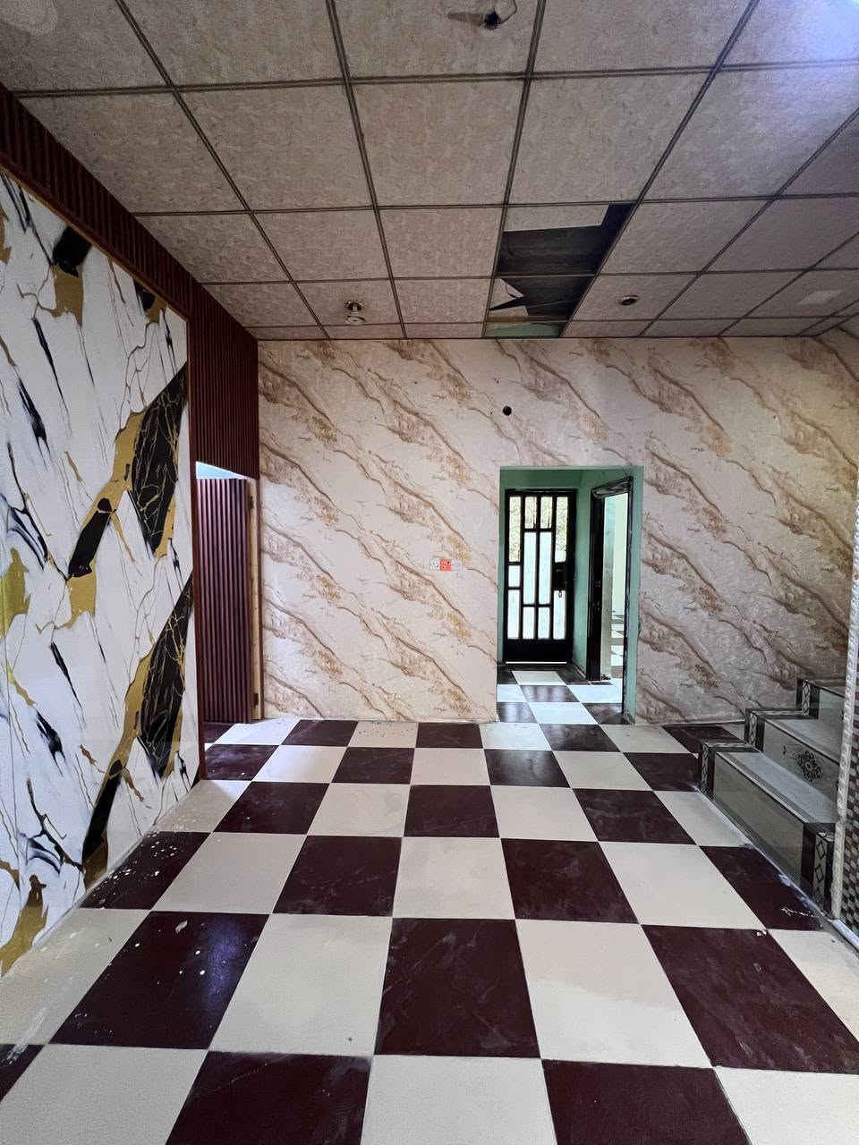 دار سكن #طابقين :🏠
ملك صرف زراعي عراقي نموذج 25
#ركن على شارعين شارع 10م وشارع 8م
#يحتوي :: على 5 خمسة غرف منام
#المساحة :: 200م
…..
#يحتوي الطابق الأرضي :: كراج واسع ماشاء الله 
صحيات خارجية . استقبال . مطبخ . صالة . درج 
غرفتين منام . صحيات داخلية منعزلات . مناور 
…..
#يحتوي الطابق الأول :: صالة . 3 ثلاث غرف منام 
صحيات . سطح خارجي .
…..
#علماً / الدار يحتوي على برج #إنترنت نت مجاني
مع استلال 50 الف شهرياً من المستإجر .
…..
إبي الخصيب - ابو كوصرة - قرب مدرسة تدمر 
#الخدمات / سوق كامل ماتحتار . مدرسة يمك 
…..
#تستلم بيتك بعد المكاتبة مباشر .
…..
#السعر_المطلوب :: 105مليون قابل للتفاوض
…..
#للإستفسار :: ☎️***********
