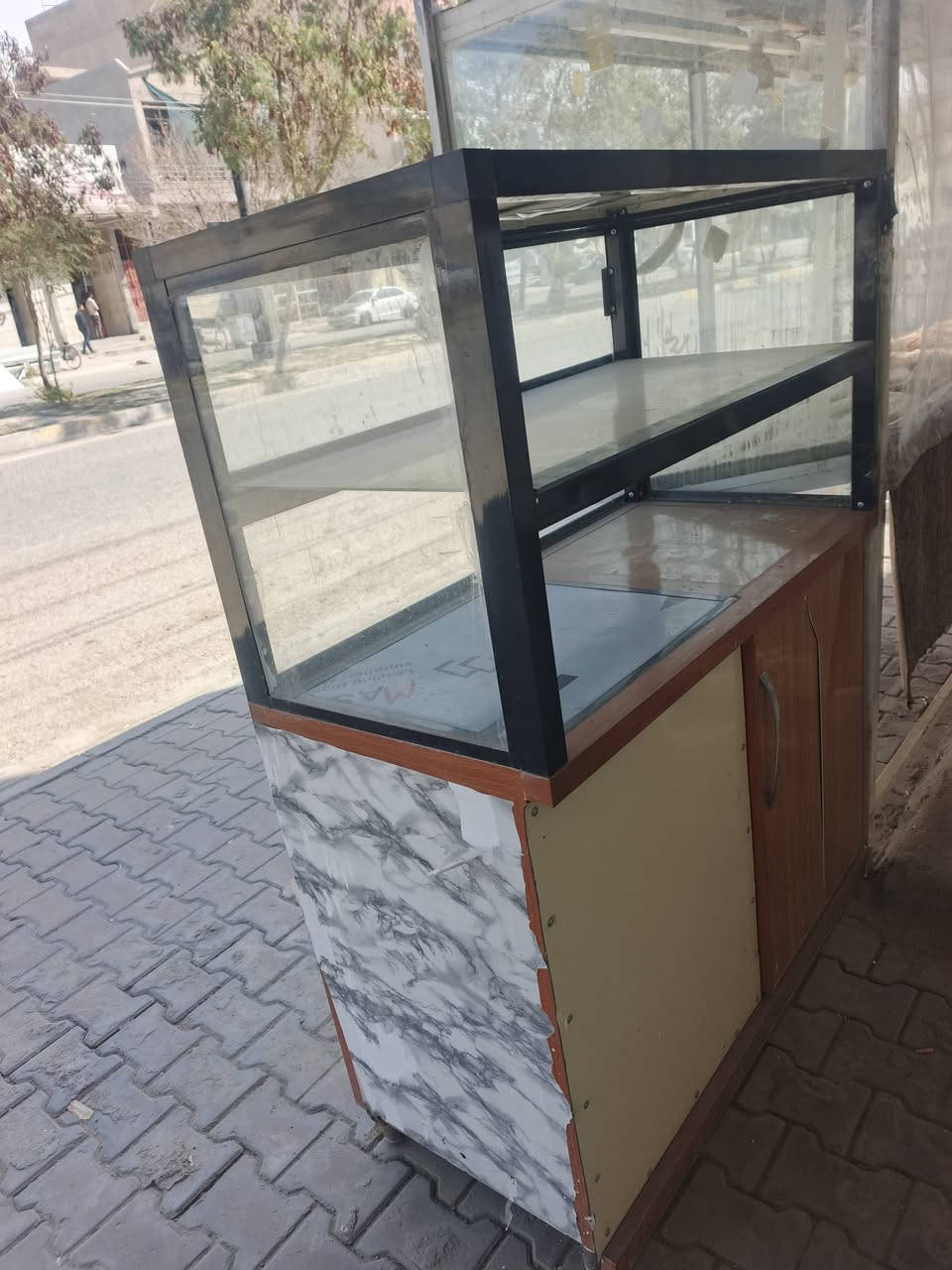 سلام عليكم للبيع ميز طول120 وعرض 60سعر 75الف  ***********
