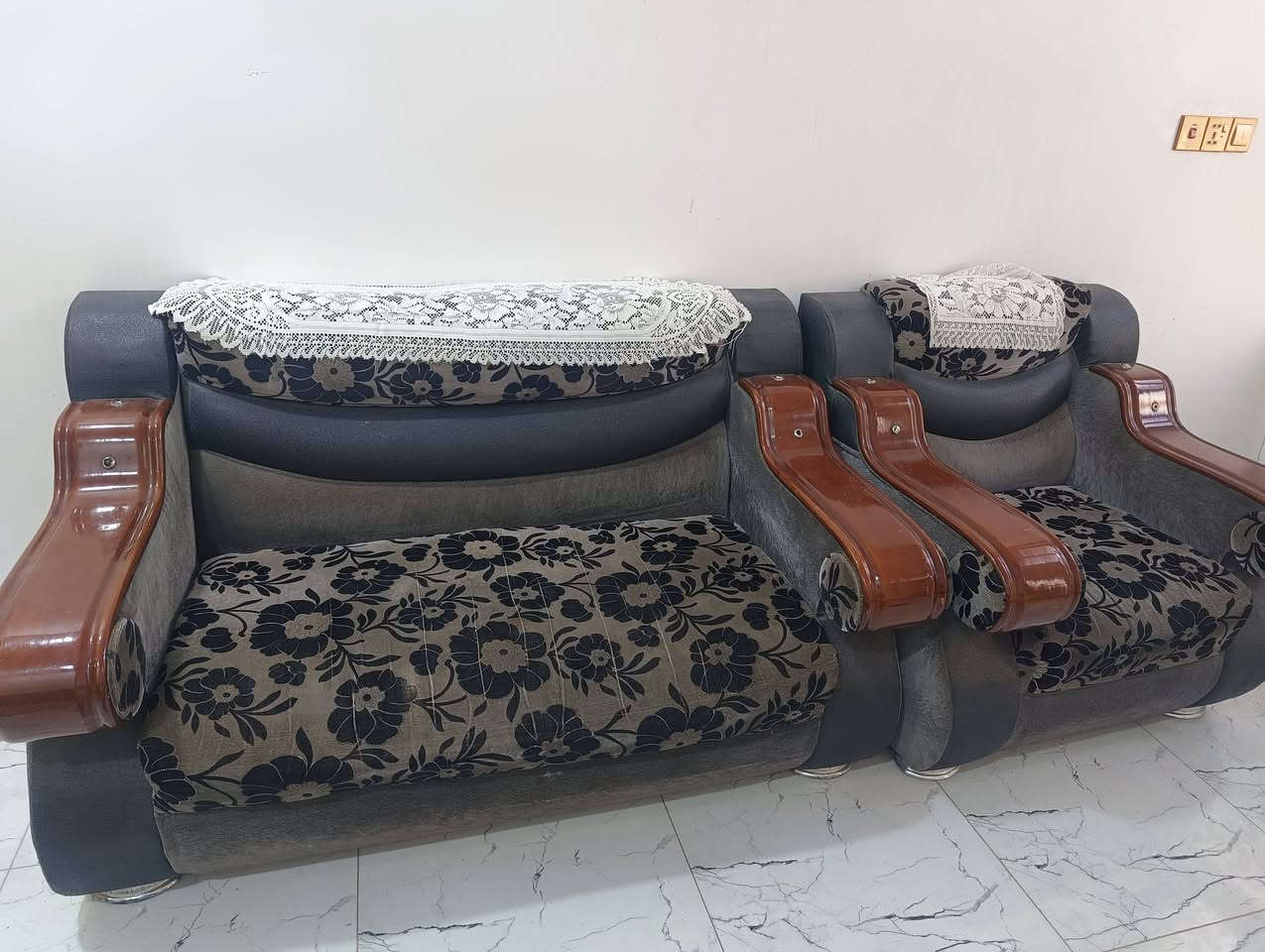 تخم للبيع نظيف عشر مقاعد مال بيت السعر 225 وبي مجال للاستفسار ***********
