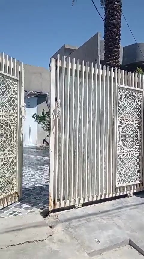 للبيع بيت طابو ملك صرف الموقع الانتصار شارع جامع الانتصار مقابل الجامع المساحه ٢٥٠ متر يحتوي على ٢غرف نوم واستقبال ومطبخ وصحيات خارجيه للإستفسار الاتصال على الرقم ***********
