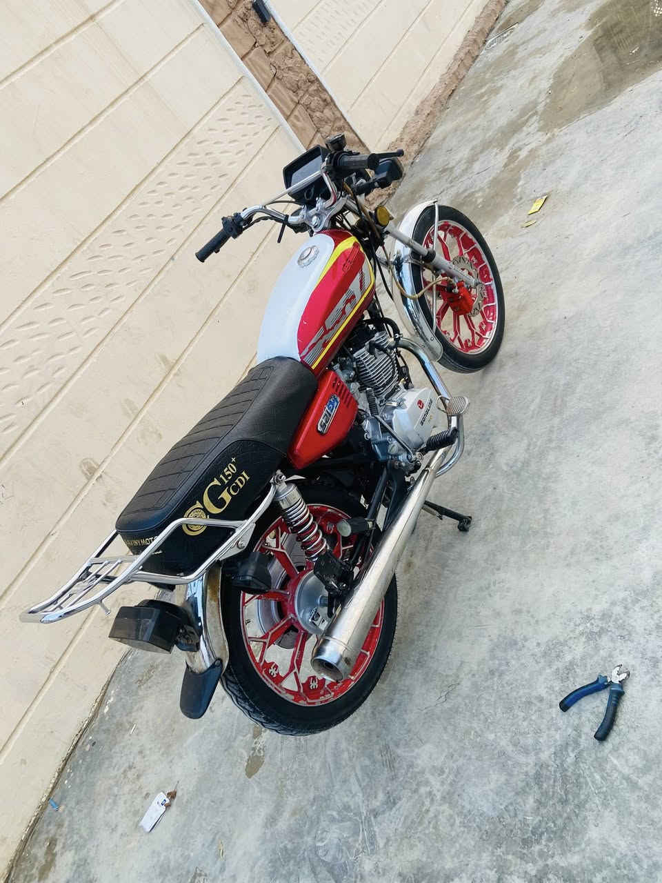 سلام عليكم سيفان لبيع مديل ٢٤ دراجة مكفول من كلشي ابس ابيه عواج بل ويل  كدام ويل ورا  آب شويه محرك مكفول سلف شغل دشبول شغال ￼ دراجة حيل نظيفة نعامة فول شلف فول سعر 600 وبيها مجال وجماعة 550 عبر المنشور ￼ مكان الدراجة ديال سراجق أريد يتصل علئ رقم ***********
