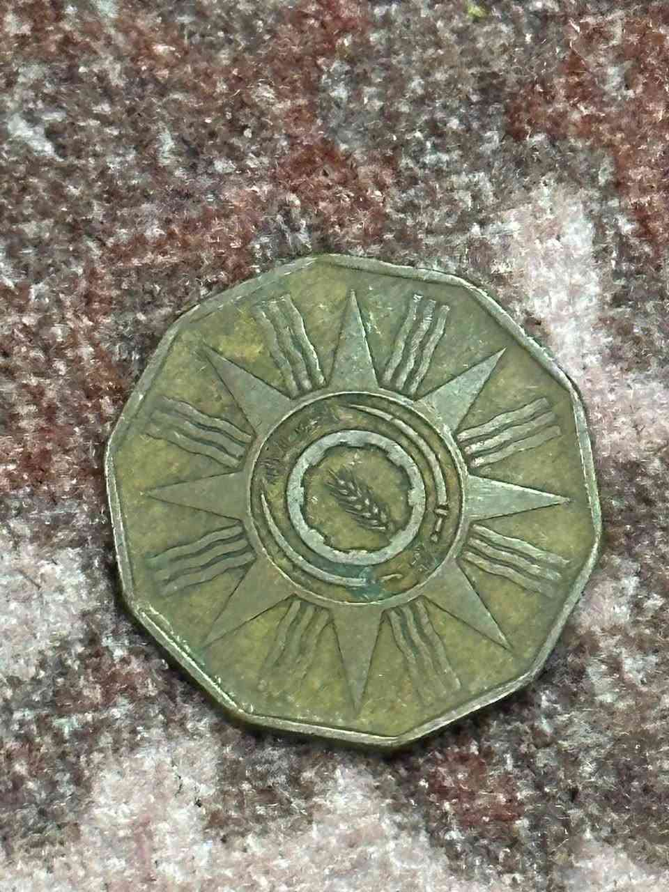 سلام عليكم عندي هذن العملات بيهن جمهوري وملكي واروبي سعرهن 200 الف مكاني بغداد البياع توصيل ما عندي 
***********
