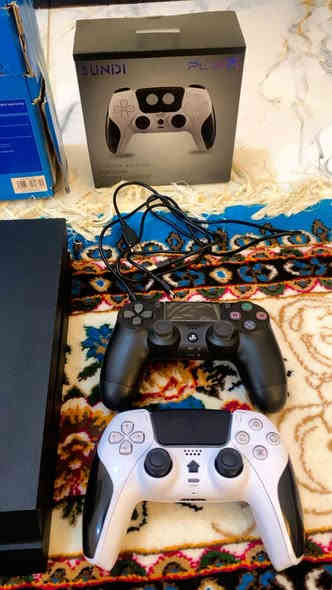 سوني 4 مهكر نضيف جدآ استعمال اقل الشهر سبب البيع ما عدي مجال الة
جوستيكات 2 العلة شكل فايف ما مستعملة بعدهة جديدة 
كامل ملحقاتة ما بي اي عطل واي خلل بعدة جديد ونضيف
السعر 225
وبي العاب 
فيفا 26
بيس21
كراند
مورتال كومبات
كولف ديوتي
رزدينت ايفل فولج
***********
مكاني بغداد جميلة
