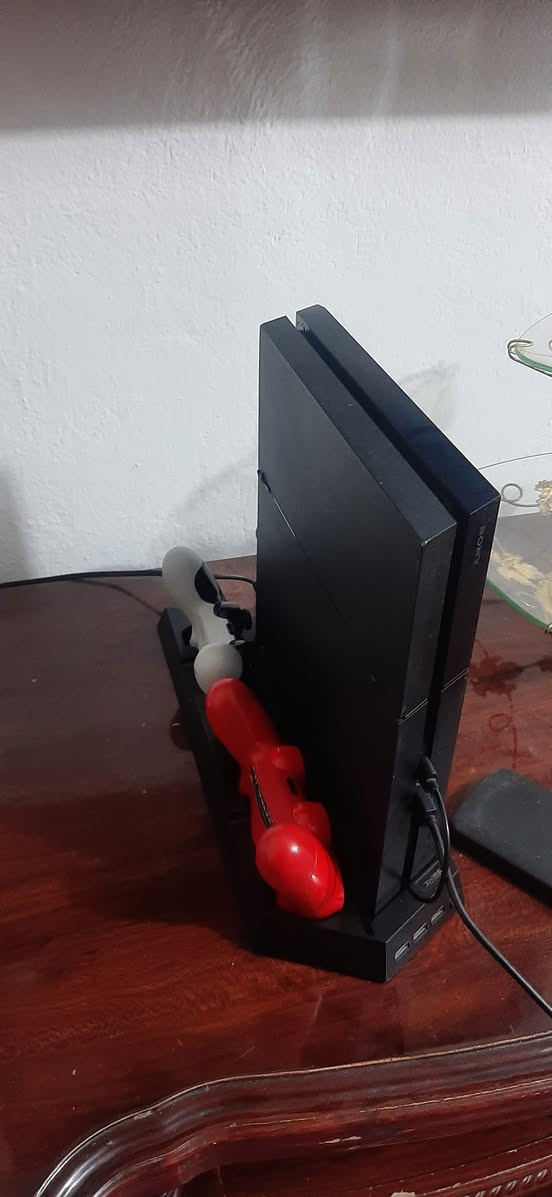 بلي ٤ نضافة ٩٠٪  مامصلح مفتوح علمود تنضف وحطيتله معجون حراري  بحيث صوت مروحة ماكو بلبداية لبلي سعرة ١٧٠ تجي اكو ملحقات وياه بكيفك تشتريهن او لا اولا هارد قاربة ٥٠٠كيكا تنضاف على جاهز يعني تحمل براحتك العاب سعرة ٤٠ وستاند يصير جوه لبلي يحتوي على ٣ مروحات للتبريد و٣ منافذ  USBومنفذين شحن على قاعده ليدى سعرة ١٠ الاف يدة الحمرة بأفضل حال ومابيه شي اما ليدى سودة ال R2و L2 خربانات يصلحن ب ٥
المكان بصرة قبلة تكدر تجي وتلعب براحتك وشوف
للتواصل واتساب: ***********
