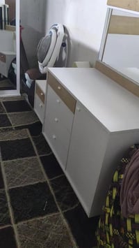 اخوان غرفه نوم مستعمله نضيفه كلش 8قطع بيهه اشكم ضرر خفيف ولاكن ما امبي...