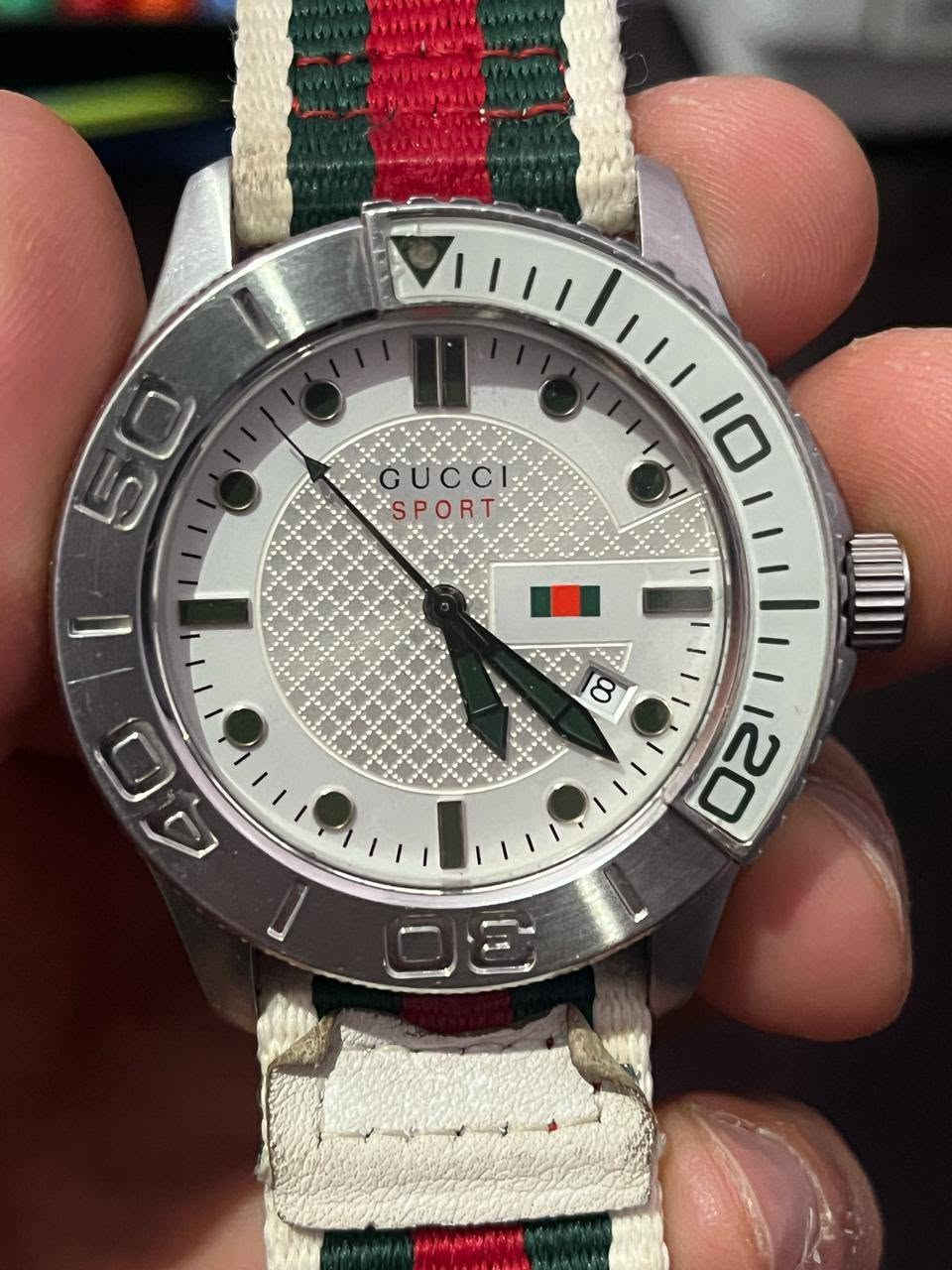 ساعة يد ماركة Gucci بتصميم رياضي انيق
مينا مستديرة 
علامات ساعه معدنيه 
خاصية عرض التاريخ 
هيكل وابزيم من الفولاذ 
زجاج زفير مقاوم للخدوش والصدمات 
سوار بالوان مميزه


**إذا كنت صاحب هذا الإعلان وتريد حذفه لأي سبب، رجاءا أرسل رسالة إلى الدعم الفني**