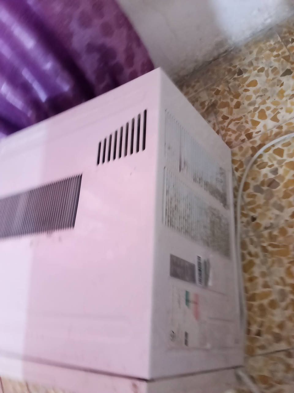 مكيف البيع 2طن استعمال ست اشهر بعده جديد نوعه وادي 350الف ***********
