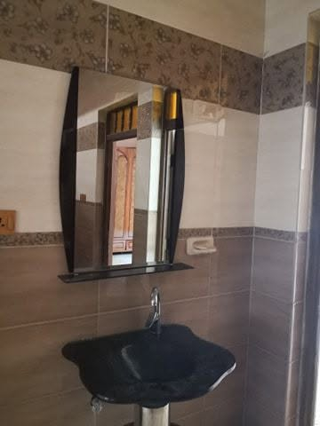 للايجار بيت ٢٠٠متر طابقين في حي عدن قرب جامع الامين للايجار للاستفسار الاتصال مع صاحبه الشرعي على الرقم ***********
