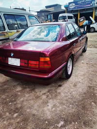 ابيع بي ام  ٥٢٥ مكينة وكيرمكفولات فانوس عدلى  صدر امامي خلفي حلو  كهرب...