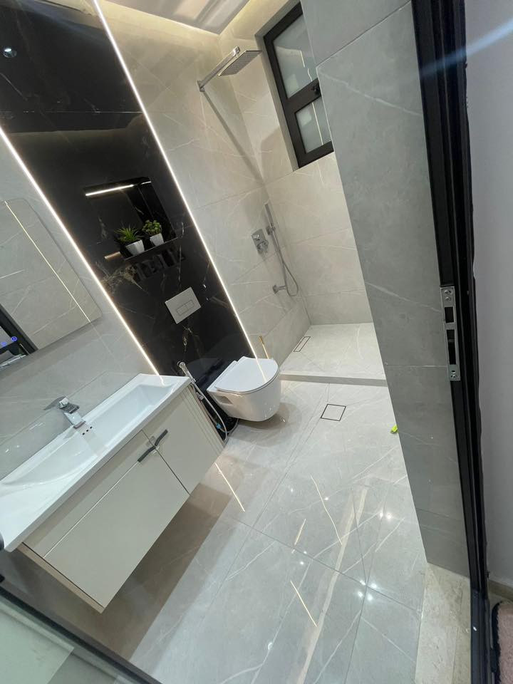 سلام عليكم يوجد دار للبيع مساحه ١٩١ الواجهه 9/5 سند مفرز بناء ٢٠٢٦ موقع حي الجامعه خارجية مقابل بيت مشجره حديقه الاستفسار مكتب ابو احمد للعقار *********** سيف
