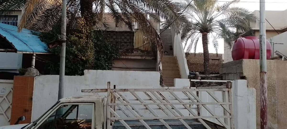 شفته قرب الحسينيه مأجر ب ٤٠٠ الف. طابقين مفصولات  مساحه ٢٤٠ متر   طابو ملك صرف ***********

