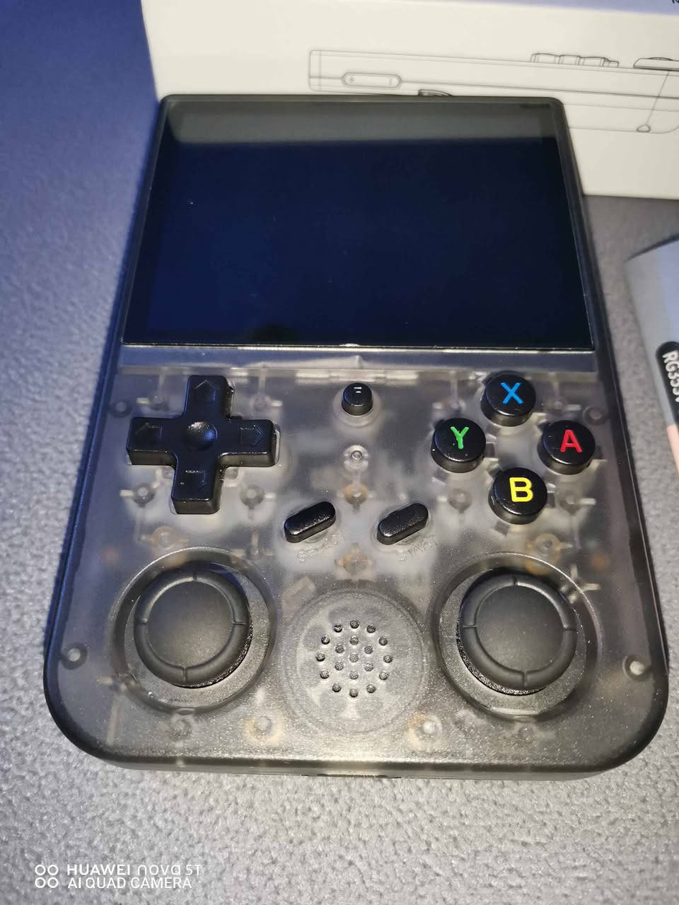 #جهاز_العاب مميز وقوي وغالي Anbernic RG353V
#يباع لأعلى سعر 

* ​نظام التشغيل (Dual OS): نظام مزدوج يدعم (Android 11) و (Linux) للتبديل بين تجربة الأندرويد المرنة وسرعة نظام اللينكس.

* ​المعالج (CPU): معالج RK3566 رباعي النواة (64-bit Cortex-A55) بتردد يصل إلى 1.8 جيجاهرتز.

* ​ذاكرة الوصول العشوائي (RAM): سعة 2 جيجابايت من نوع LPDDR4.

* يحتوي على بطاقتين ذاكرة 

* ​ذاكرة التخزين (Internal Storage): * 32 جيجابايت عالية السرعة (eMMC 5.1) لنظام الأندرويد.

* ​بطاقة ذاكرة (TF Card) سعة 16 جيجابايت مخصصة لنظام اللينكس.

* ​الشاشة: شاشة IPS بحجم 3.5 إنش، بزاوية رؤية كاملة، ودقة (640×480)، تدعم اللمس المتعدد (Multi-touch).

* ​الاتصال اللاسلكي: يدعم واي فاي (2.4/5G WIFI 802.11a/b/g/n/ac) وبلوتوث الإصدار 4.2.

* ​المحاكاة والدعم: يدعم ألعاب الأندرويد بالإضافة إلى محاكيات:
​PSP, Dreamcast, Saturn, PS1, NDS, N64.
​أنظمة الكلاسيك: Arcade, NEOGEO, GBA, GBC, GB, SFC, FC, MD وغيرها.

* ​البطارية: بطارية ليثيوم بوليمر بسعة 3200 مللي أمبير، تدوم حتى 6 ساعات من اللعب المتواصل.

* ​المنافذ والإضافات:
​مخرج HDMI لتوصيله بالتلفزيون.
​منفذ سماعات 3.5mm.
​يدعم بطاقتي ذاكرة (TF1/TF2) لتوسيع مساحة الألعاب.
​عصاي تحكم (Dual Joysticks) مع أزرار خلفية كاملة (L1/L2, R1/R2). بغداد, العراق


**إذا كنت صاحب هذا الإعلان وتريد حذفه لأي سبب، رجاءا أرسل رسالة إلى الدعم الفني**