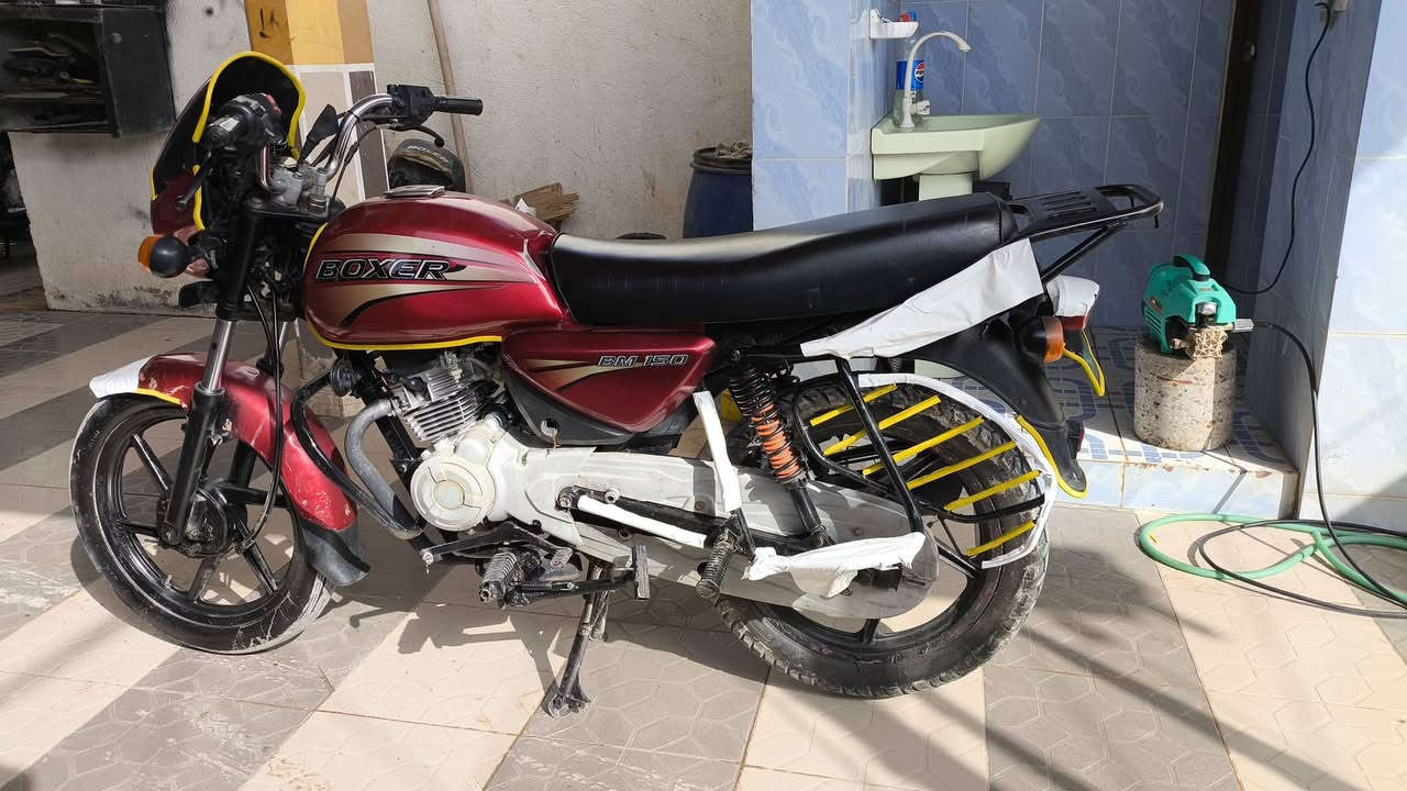 السلام عليكم دراجه بوكسر مرقمه 2018 داخله بل 2019 دراجه خير من الله مابيه شي شلعه ناعمه خير من الله سنويه ورقم البيع رقم الهاتف ***********السعر 1150 وبيها مجال الشراي تحويل ثاني يوم
