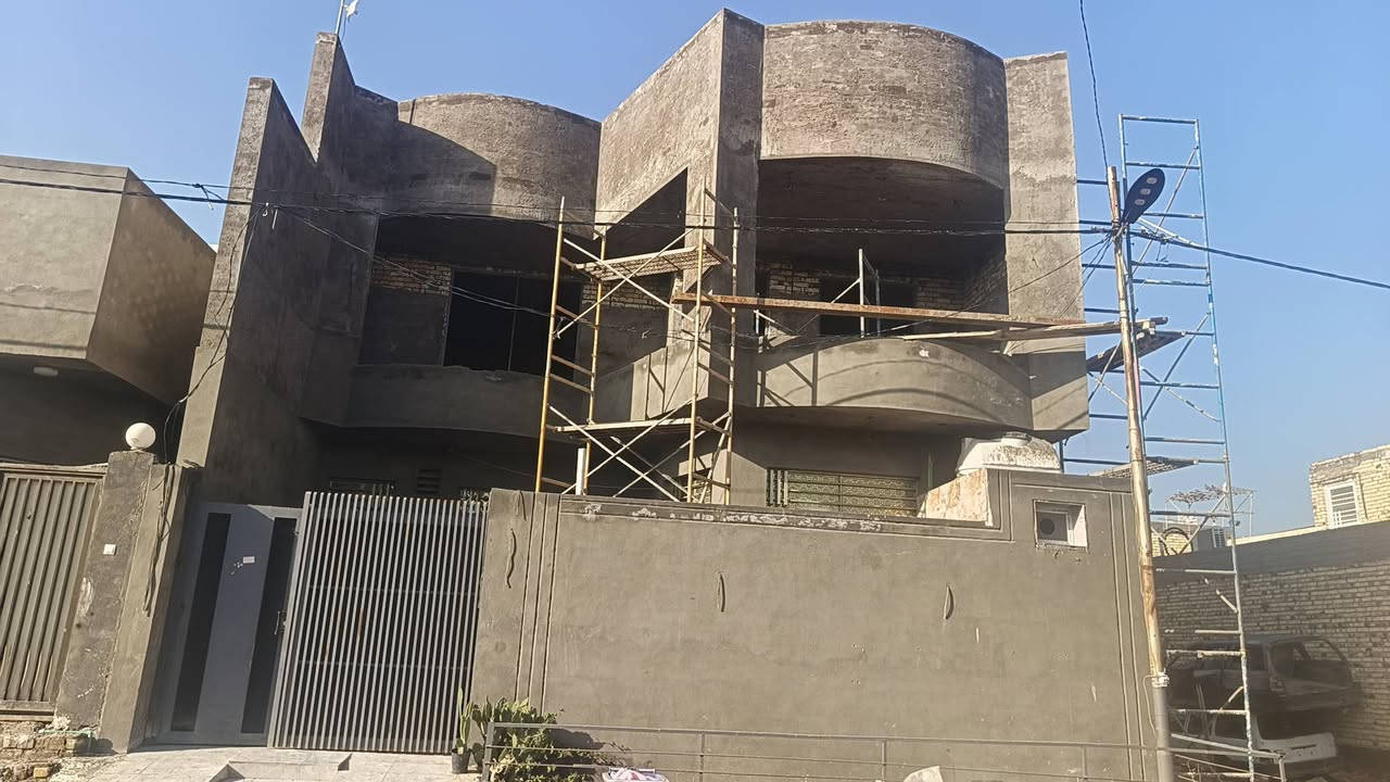 سلام عليكم
الدار للبيع المساحه 200م واجه10×20 طابقين

يتكون من 4غرف      كهرباء بوري
                               ماء حديث

صاله 10×5

مطبخ5×5    مطبخ حار

إستقبال 8×4ونص 

مجمع صحي داخلي وخارجي

كراج سياره كبير

مناور عدد 2.  درج دور مرمر درجه أوله

الطابق الثاني يحتوي على 

غرف عدد 2 مع بالكونات

صاله كبيره 

مجمع صحي 

ملاحظه الدار سيراميك للسكف 

طابوق نهروان صب كونكريت مسلح 

العنوان علوة الفحل شارع قاعة الحديد 

الاستفسار *********** يوجد واتساب
