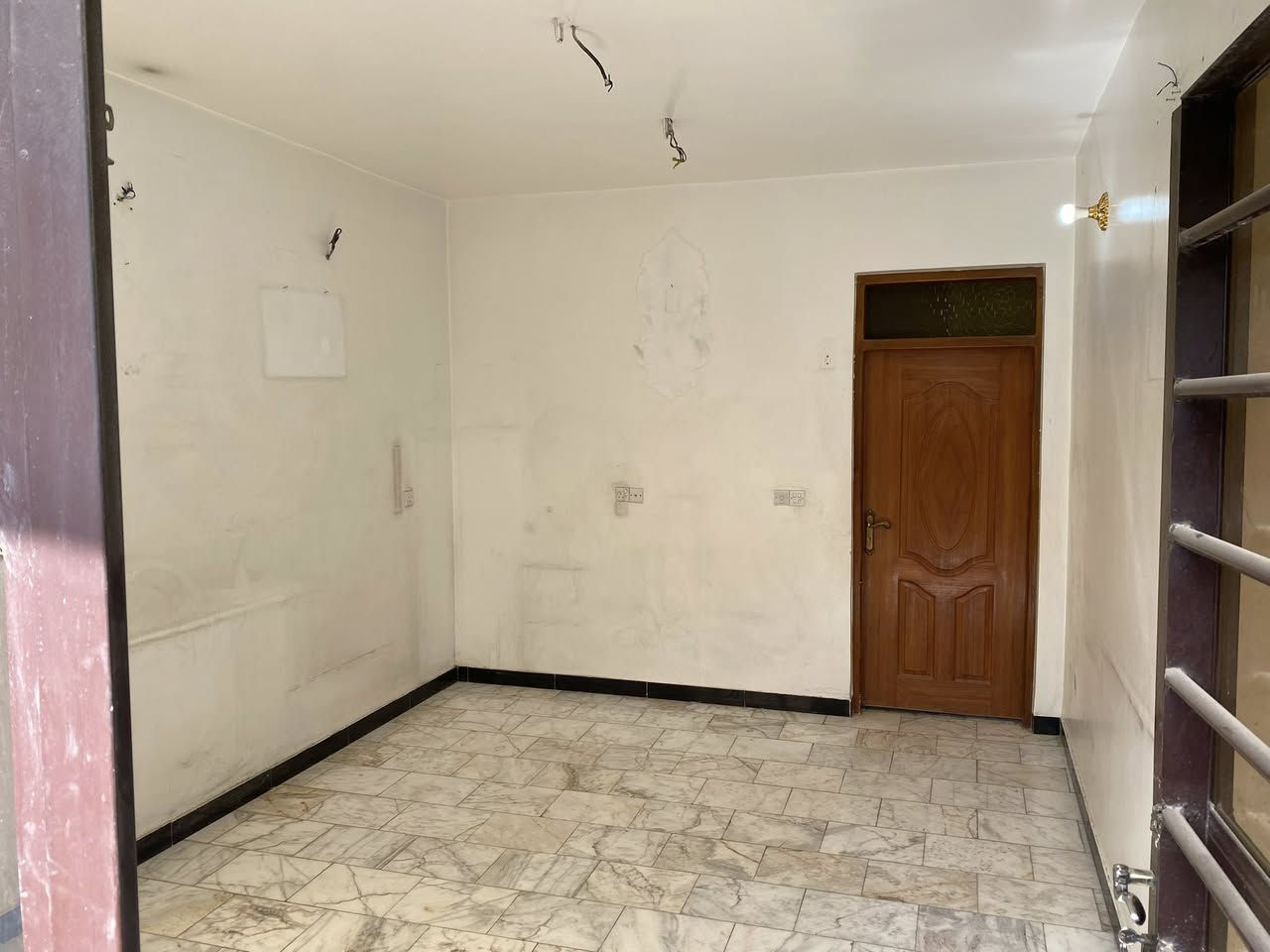 السلام عليكم
بيت للايجار في الغدير 
مساحة ٧٠ متر طابقين بناء حديث 
يوم ١٥ بال شهر يطلع منه المؤجر 
يفضل موظف وعائلة صغيرة 
‭0783 845 9893‬
