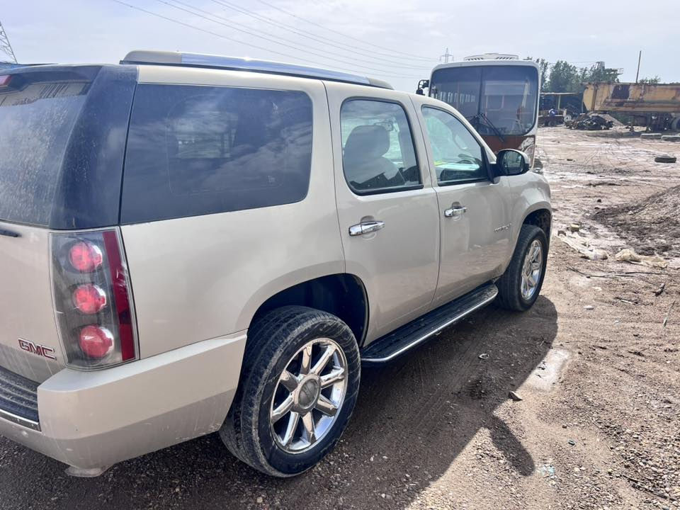 السلام عليكم ورحمة الله تاهو  دنلي موديل 2010
متومه رقم شمالي بيها كصة قماره
***********
