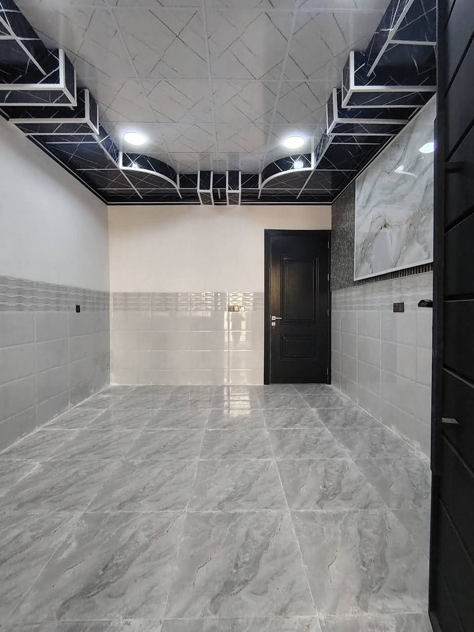 دار للبيع طابق ونص مساحه 100 متر موصل حي الانتصار 
شارع 60 خلف اسواق تبارك👉👉 سند طابو الزهور شرط 
الدار بناء حديث زيرو ستلام فوري يتكون من 3 غرف نوم
وهولين واستقبال ومطبخ وحمامين خدمات كامله تبليط السعر 90 وبي مجال للشراي للاستفسار الاتصال على الارقام التاليه 
***********
*********** وستلام فوري
