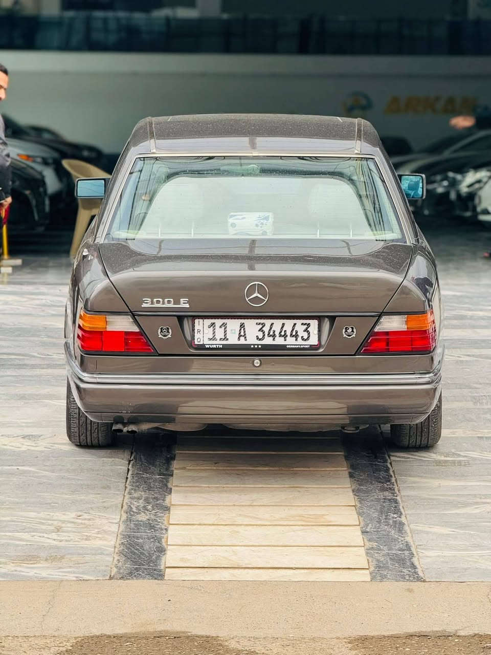 سلام عليكم
نوع السيارة /  مارسدس دب 300
موديل /1991
صبغ عام جماليه 
رقم بغداد 
شرط تحويل وكاله   
العنوان / ديالى - خانقين
***********
