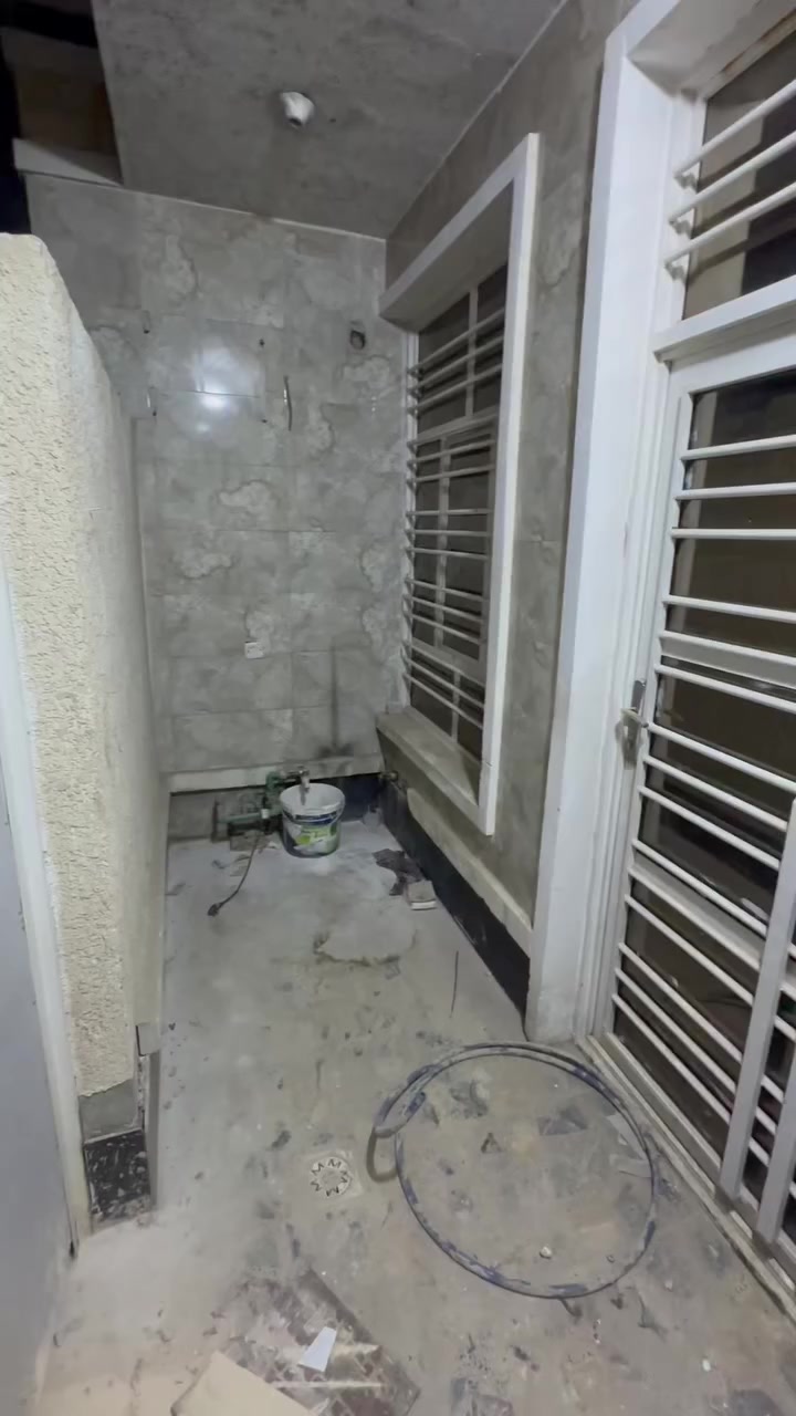 السلام عليكم بيت للإيجار مساحة 100متر وجهة 5ونزال 20البيت بناء جديد عنوان الشعب شارع عدن قرب سوق شلال يحتوي على مدخلين استقبال وساحة درج ومطبخ وغرفة نوم وخدمات الطابق الثاني غرفتين نوم وخدمات وسطح كبير سعر الايجار 600وبي مجال 
للاستفسار 
***********
***********
مكتب المهندس للعقارات
