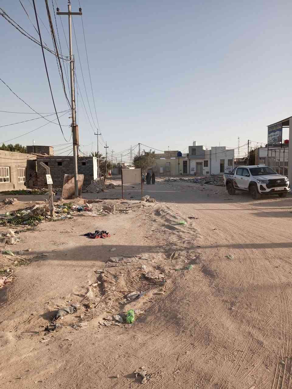 السلام عليكم اخوان
عرصه مساحه 200 متر  مكانه كوفه شارع الزوار 
قرب اسواق المال شارع تبليط ماي كهرباء مولده قريبه
سعر 30 مليون  تريد 100 متر تريده كله 200
عادي ***********
