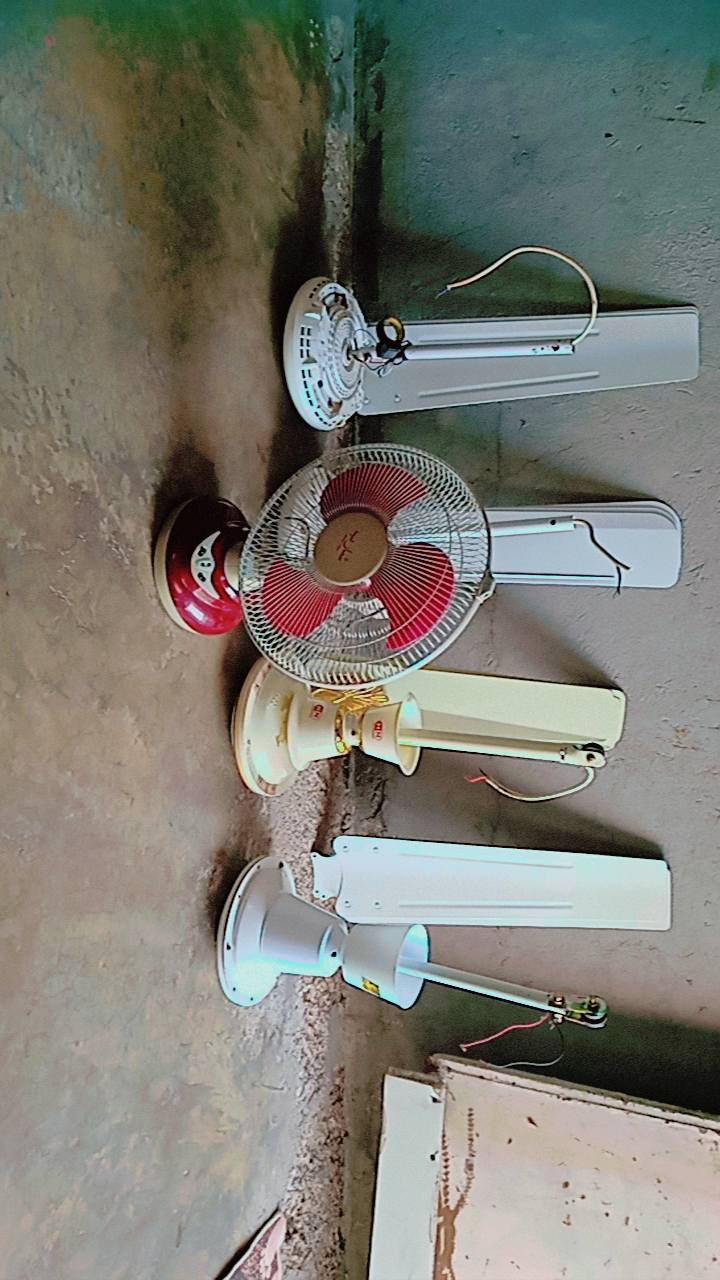 غراض للبيع كلمن وسعره بنكات 2يشتغلن شرط الفحص و2عاطلات ماطور مبرده سرعتين شغال شرط الفحص 2ماطورات ماء شغلات بس ابيعهن عطلانات بسبب تركهن لفتره طويله مع شاشه بلازمه المتين 32عاطله قيمها وخذها مع  بنكه شحن تشتغل بدون شحن ت***********او***********بيهن 
وتساب
