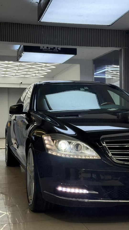 السلام عليكم
مارسيدس (S500 )
موديل : 2013 
ماشية : 130000 الف 
المواصفات 
بانوراما 
ناظور ليلي 
كشنات كهرباء 
كشنات الخلفيه كهرباء 
كشنات تدفئه + تبريد 
تجاوي كهرباء 
كشنات جلد
لون الداخل بيجي 
شاشة
كاميرا 
شاشات خلفية 
حساسات إمامية + خلفية 
رادارات 
قياده ذاتيه 
تحديد مسار 
ابواب شفط 
صندوك شفط كهرباء 
خمس بردات 
تبريد قطعتين 
مكينة 8 سلندر 
تحكم ستيرن جهتين 
كروز سرعة 
شفتات ستيرن 
ستيرن كهرباء 
ماوس 
موبايل 
صاجات 
لايت زنون 
زراك لايت 
لد امامي 
بلوجكتور لد 
بك لايت لد 
مري شفط كهرباء 
ترحيب 
اشاير بالمري 
ويل كب كروم AMG
لارج باب طويل 
(رقم إربيل الجديد بأسمي )
ملاحظة : السيارة مكفوله 
السيارة جاهزة من كلشي بدون اي نقص 
السعر : 265 وبيها مجال
العنوان:  بغداد الكاظميه قرب مرور الكاظمية معارض جكوك معرض الرحمن 
للاستفسار 
عبدالرحمن 
***********
 ***********
