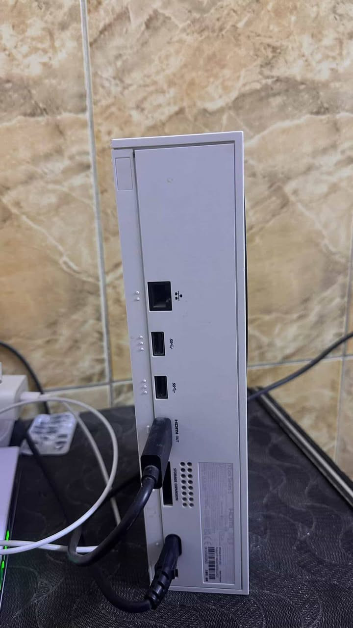 السلام عليكم للبيع إكس بوكس سيريس اس نظيف جدا استخدام قليل مع كافة الملحقات الأصلية والكارتون بيع بسعر 350 او مراوس مع بلي 5 مكاني بغداد حي الجهاد الاتصال على ***********
