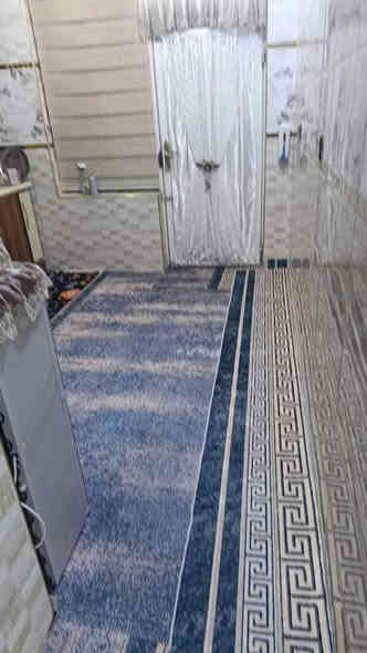 بيت طابقين المساحه الواقع 90 بل سند 70 تفاصيله طابق الارضي غرفه وصاله وستقبال ومطبخ وصحيات وطارمه الطابق الثاني 3 غرف وصاله وحمامات البيت موقعه حي العسكري  كبال المكرمه بفرع صيدلية الريتاج  المبلغ المعروض 120 وبي مجال بسيط الاستفسار ***********
