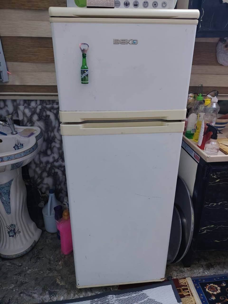 السلام عليكم غراض للبيع تخم وثلاجه مكان الدوره التخم جديد موسوكي بي عيب بس الرجل مكسوره والثلاجه كل تصليح مابيها وتجميدها فول وطباخ مثل ماواضح بصوره مصري الباب مالته ميطبك مال 💰 فرن. للستفسار ***********
