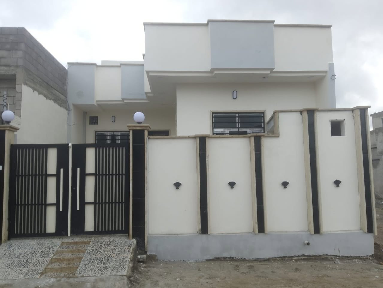 بيت للبيع العنوان القوسيات قرب المدرسه الصينيه 🏤المساحه ١٩٠متر خدمات كامله شارع تبليط ➡️سعر مناسب 🚪الاستفسار الاتصال على الرقم 📲***********
***********
