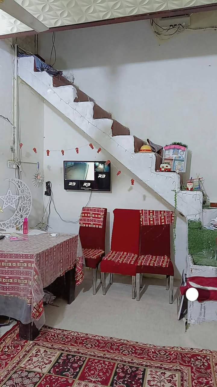 بيت زراعي للبيع 100متر نظيف مكانه نزله البو فياض حي المهندسين عرضه الشارع مالته 20متر متكون من غرفه وصاله ومطبخ واستقبال وصحيات امامي البيت سعره 38وبي مجال قليل التواصل على هذا الرقم ***********
