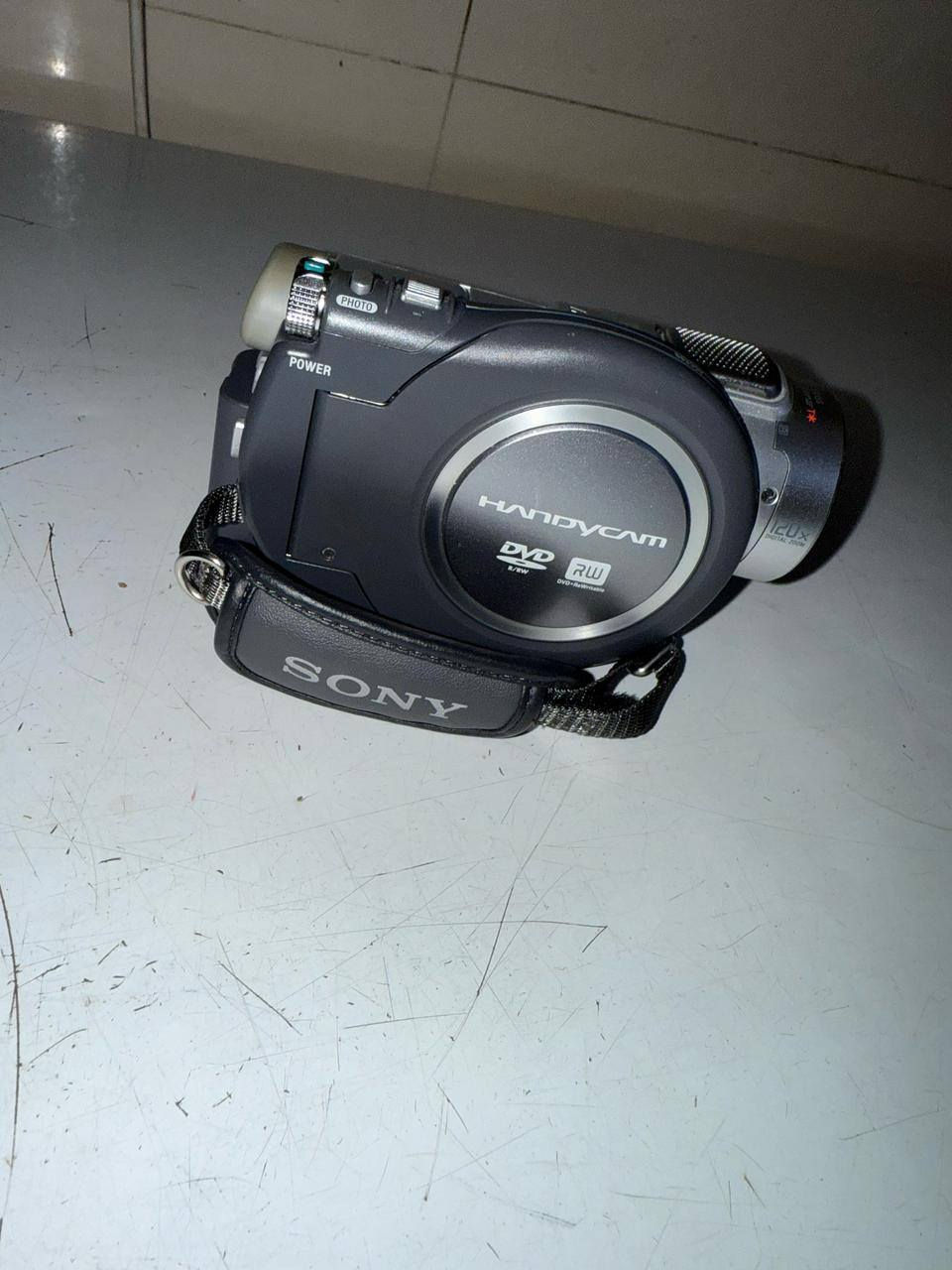 السلام عليكم عندي هاي الكامره للبيع جديده مامستخدمه نهائيا للإستفسار الإتصال على الرقم ***********
