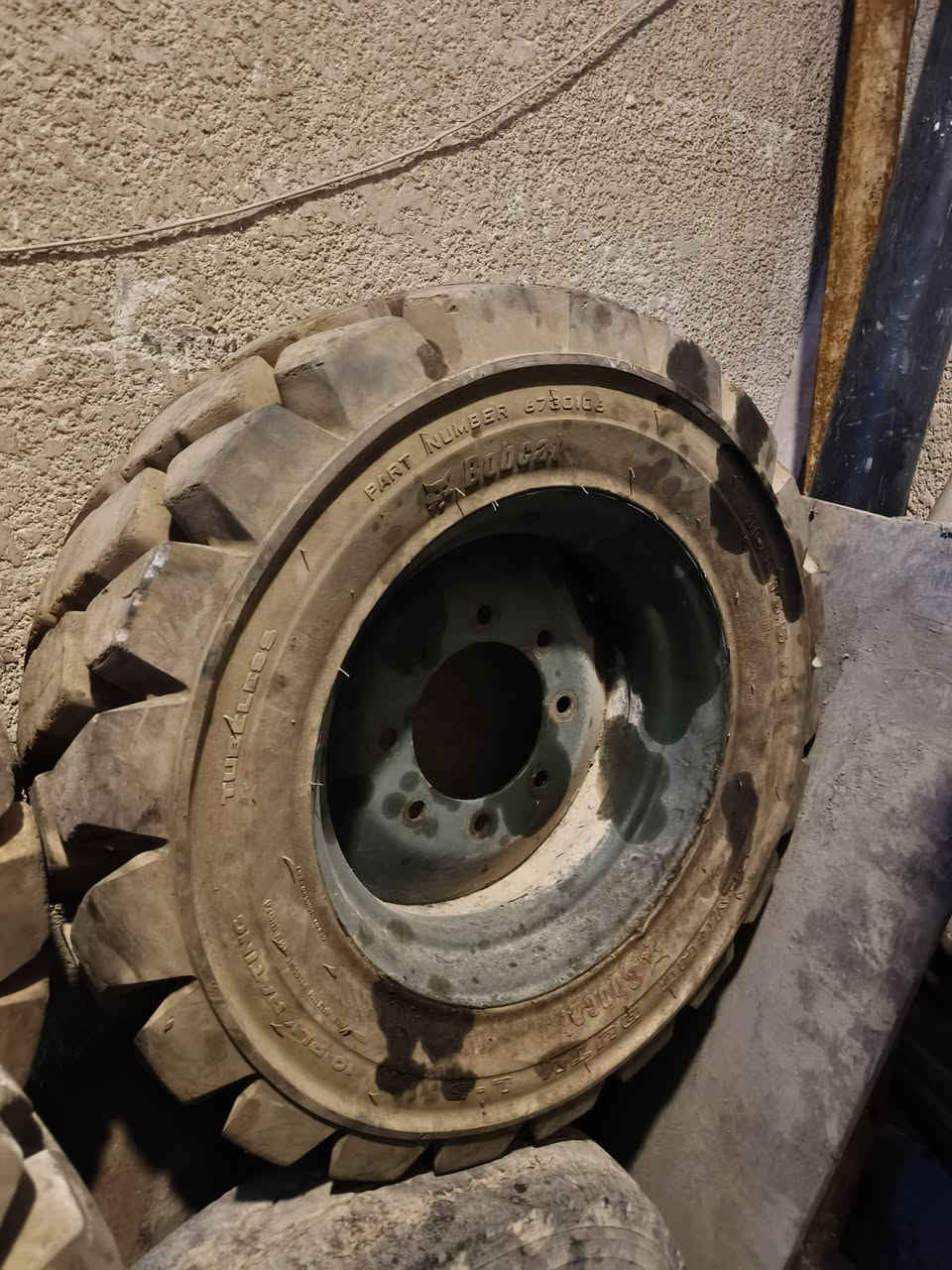 سلام وعليكم تخم تاير شفل بزون للبيع عنوان بغداد تايرات جدد نضافة 95% موبايل ***********
