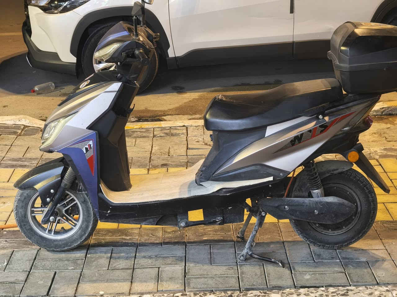 سكنس شحن
6 بطاريات كبار
سرعه 60 حقيقي
نظام سرقه وتشغيل عن بعد + 3 سرع 2 سويج
نظام R رجوع للخلف 
دراجه نظيفه ومابيها اي نقص
السعر 450 وبيها مجال بدون كسر 
مكان بغداد الاسكان
***********
