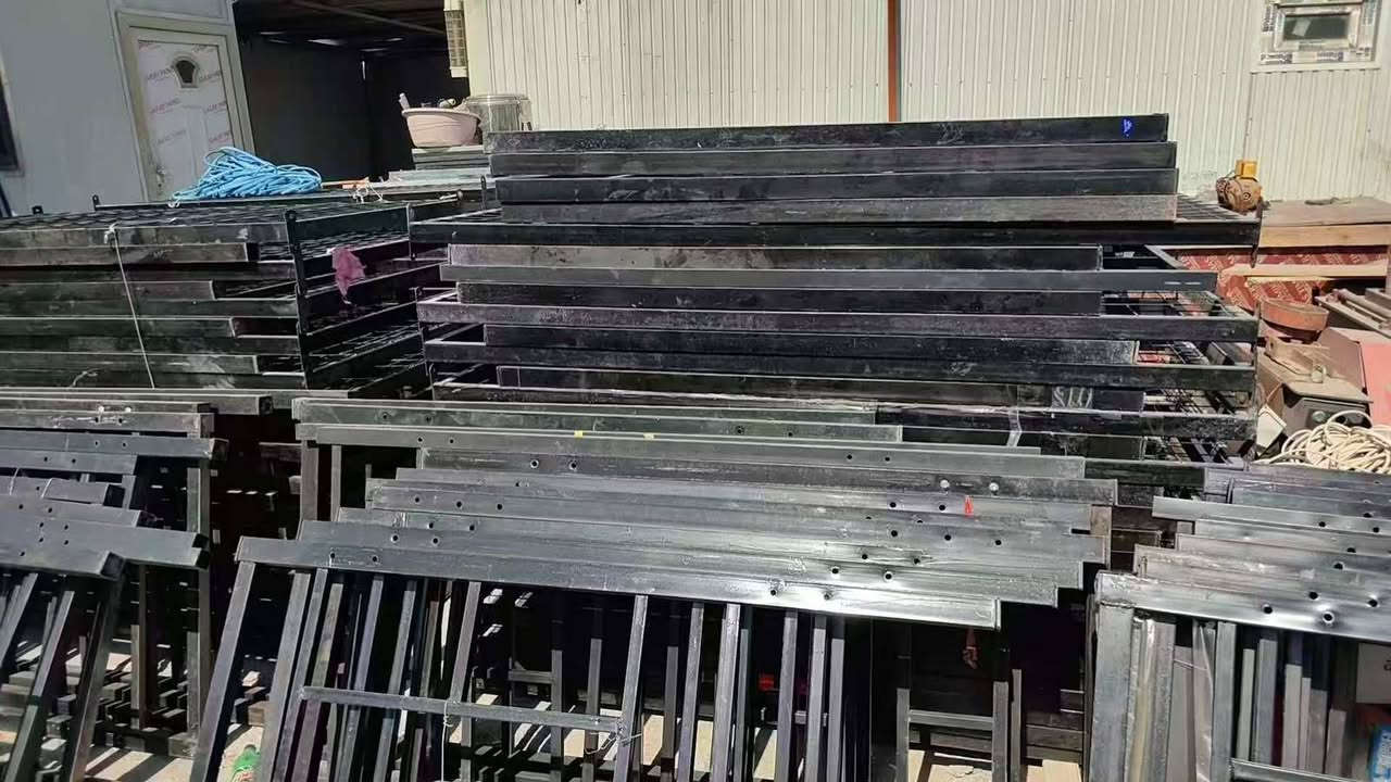يوجد جرابي طابقين عدد 90جربايه (سرير) مستعمل شي قليل ينباعن وجبتين 45اقل كميه ***********
