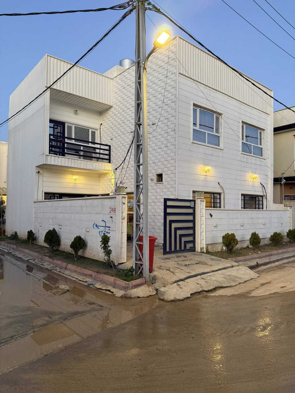 دار للبيع _ فرصة لا تعوض !🏡
دار- للبيع- في التعليم العالي - مجمع النور السگني 
بينا حديث وثقيل - المساحه 144 متر - وجهه12 -عمق 12 
يحتوي دار علئ 4 غرف انوم + هول + مطبخ + صحيات +
اتجاه دار قبله و ركن 
اتفصيل اكثر اتصلو علئ ارقام التاليه 
*********** اسيا
*********** كورك 
نستقبل كافه العروضات في احياء التعليم العالي
