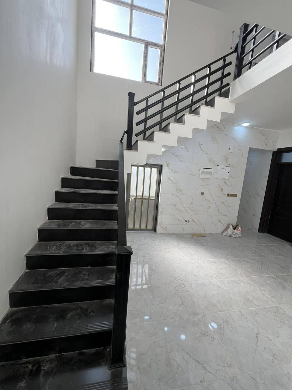 دار للبيع بابل حله حي الزهراء شارع 17 المساحه 150 طابقين الطابق الارضي صاله وكندور ومطبخ وغرف مجمع صحيات دخليه وخارجيه الطابق الثاني غرفتين كندور مجمع صحيات كامل بناء 2026 مكتب علاء للعقارات حله نادر شارع الخدمي فرع اسواق الجمل التصال عله الرقام التاليه *********** /***********
